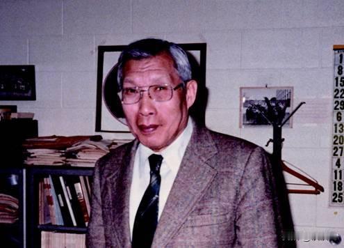 1950 年，北大一位教授悄悄把家里米缸加满了米，装出一副还要回来的样子。然后留