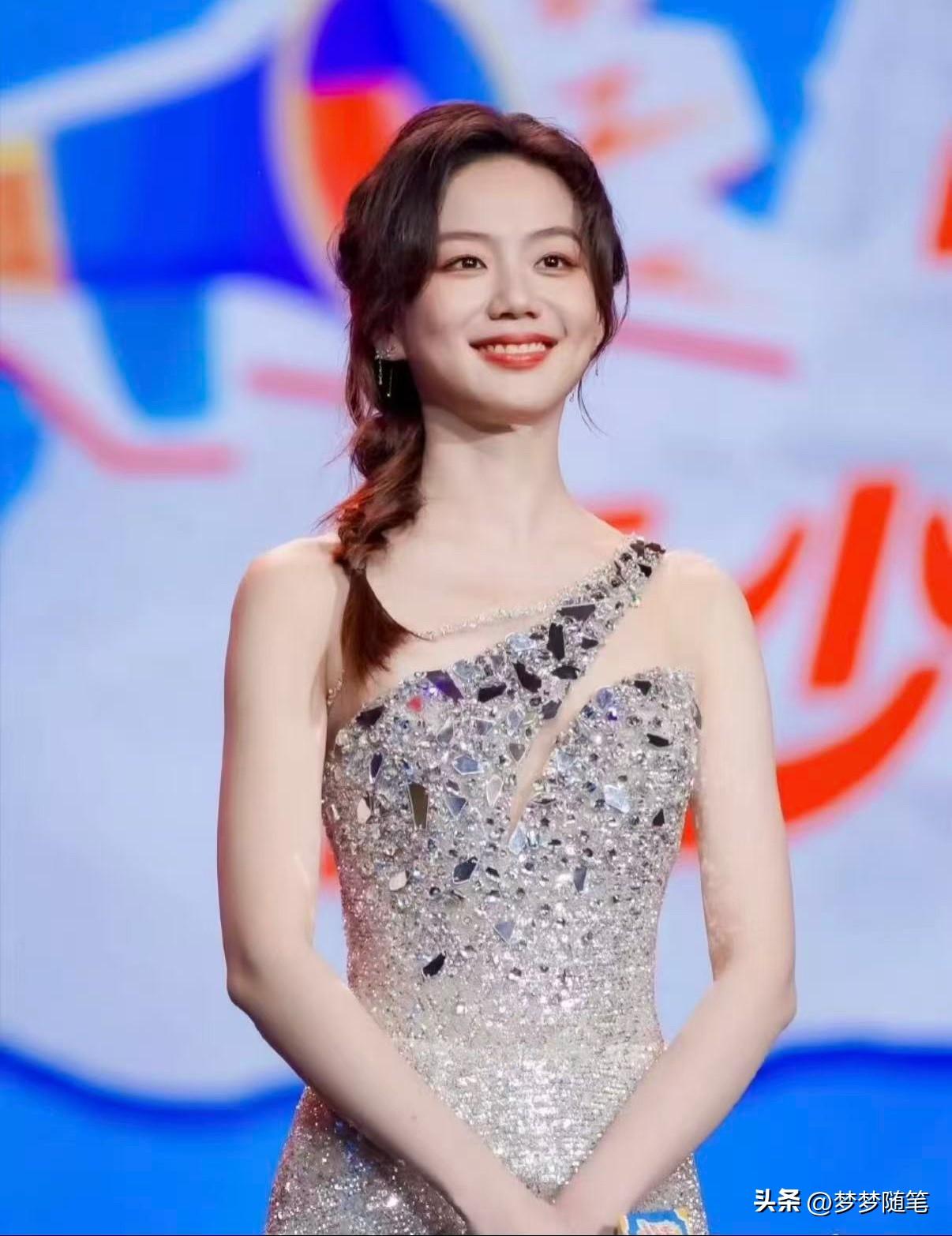 特意去查了一下许嵩女朋友冯禧，

不查不知道，一查真的大吃一惊，

这简直是现实