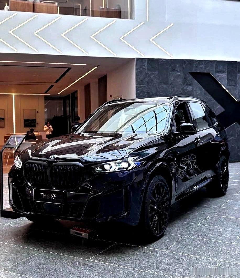 凤凰新闻【宝马这是真急了，直接掀了桌子】以前加价排队都摸不着的X5，现在裸车价居