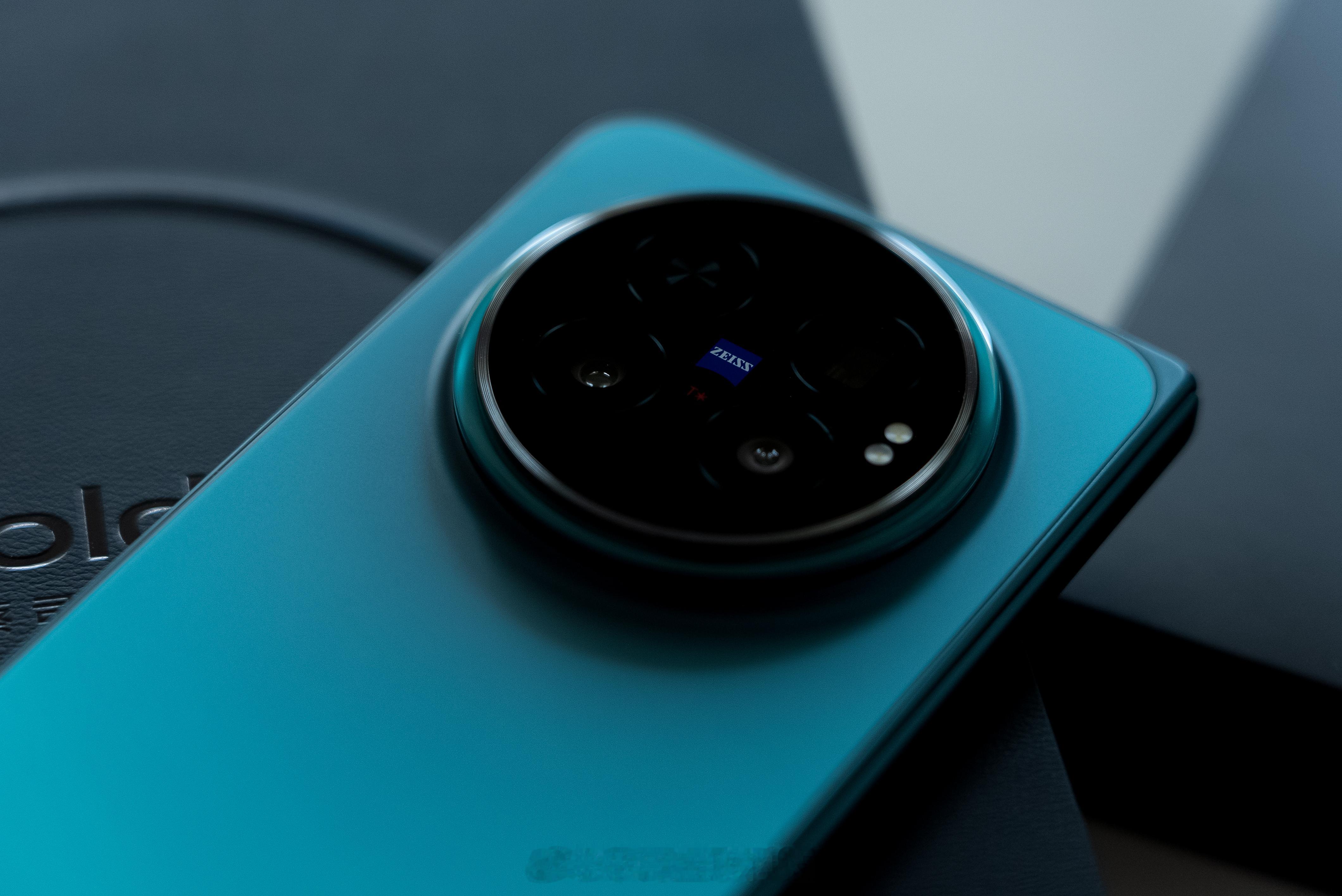 vivo X Fold6「蓝洞」真机图赏灵感源自世界十大地质奇迹——伯利兹蓝洞独