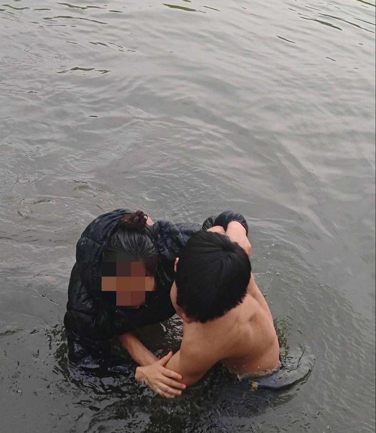 谁能想到，一个刚上大二、天天在街头开直播卖艺筹钱给爹治病的穷学生，竟能在意外爆发