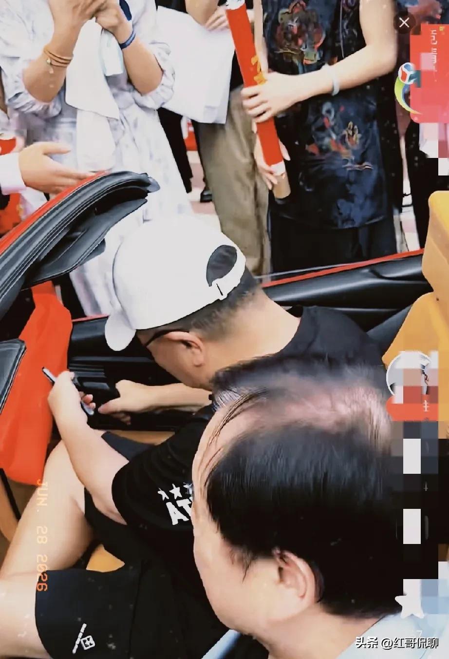 看着李晓华开着中国第一辆法拉利拉着董路去庆功现场，我不得不感叹啥东西留着，可能都