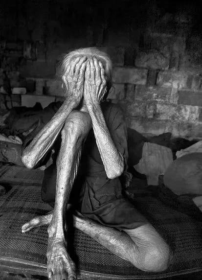 1939年，一19岁少女，被日军推进洗澡房，翻译官笑咪咪的说：“你很漂亮，队长很