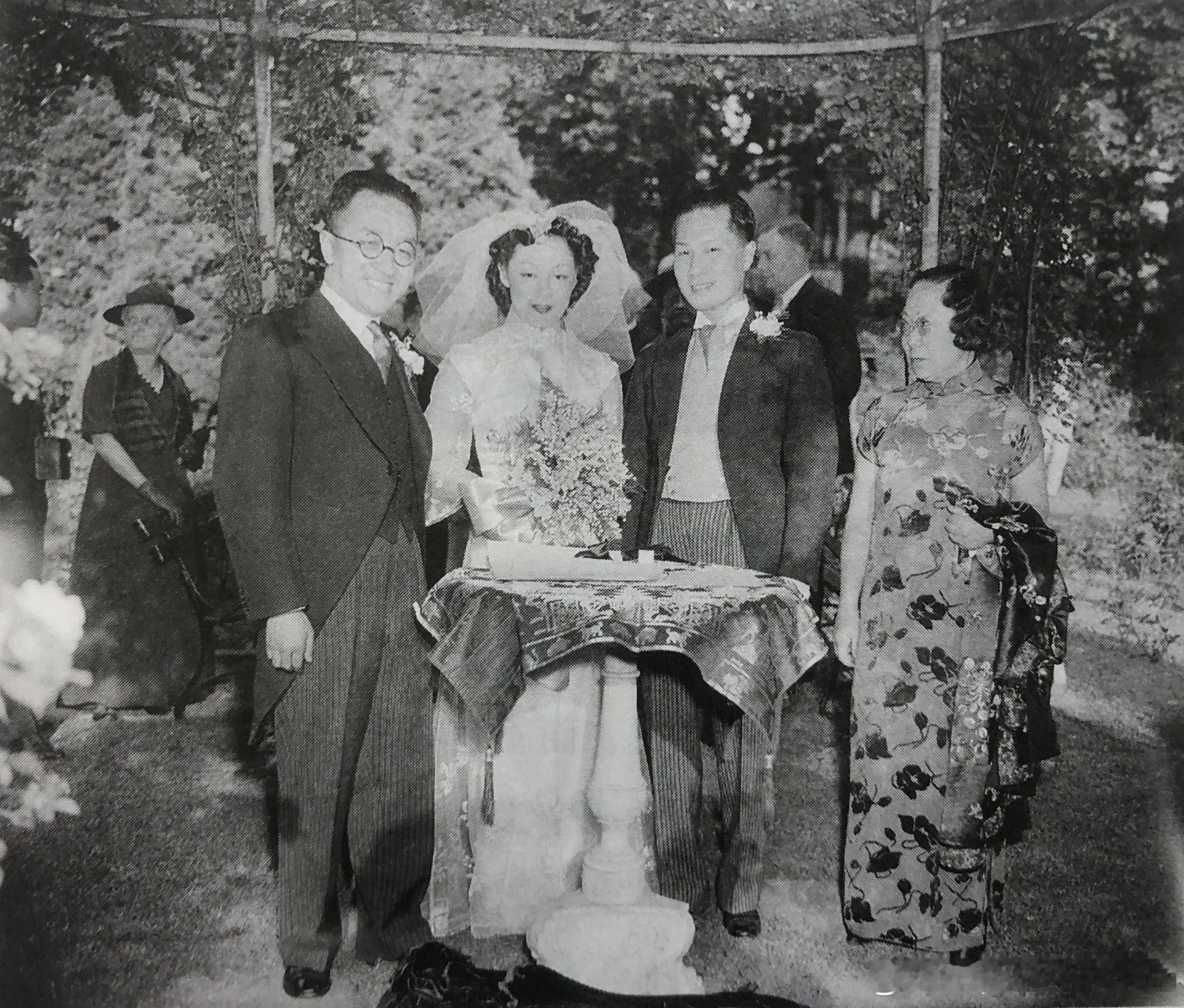 1939年5月12日驻美大使馆秘书游建文（左三）和演员张太真（左二）在双橡园举行