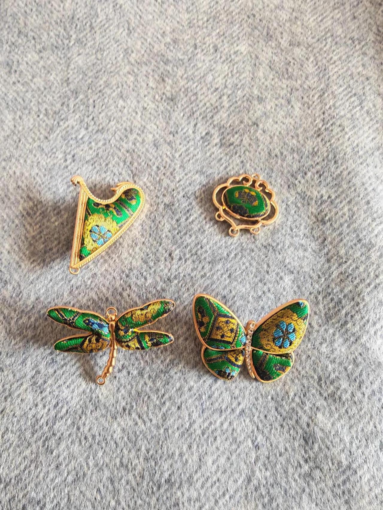纯手工宋锦小饰品。竖琴胸针，蜻蜓胸针，蝴蝶胸针，如意吊坠。纯手工缝制。小物件，贵