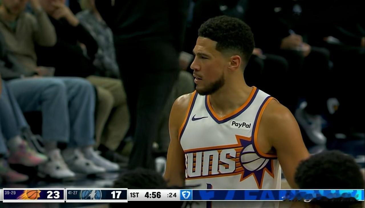 太阳巨星布克真是恨死队友杰伦-格林了！在今天太阳客场以104：116不敌森林狼的