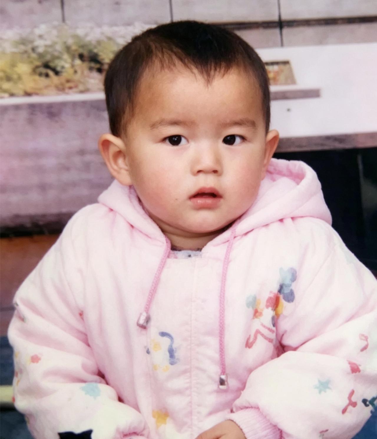 谭广，男，在膝盖有颗黑痣，1995年11月26日出生，父母带着谭广从重庆到东莞打