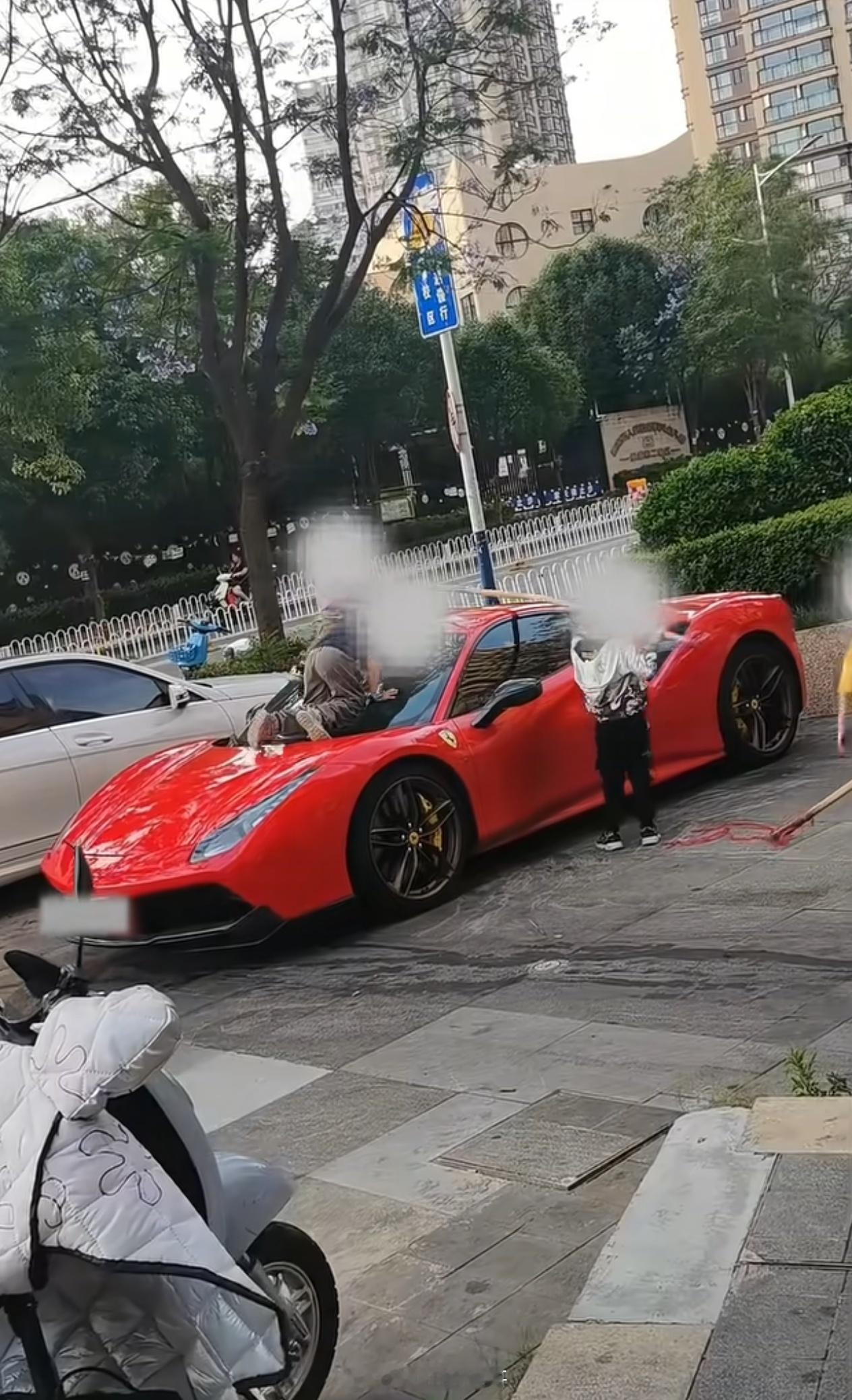法拉利被4个孩子当滑梯玩  车主的法拉利488被小孩哥当滑滑梯，还手拿长枪长棍的