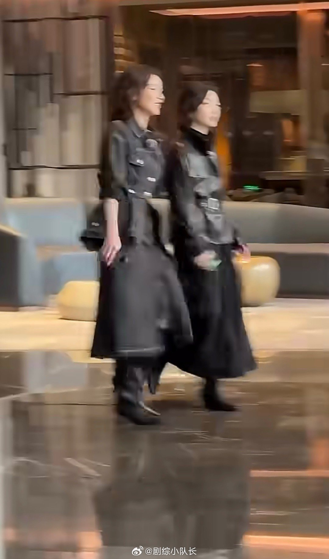 周冬雨被高叶逗得手舞足蹈周五晚高疯 谁看了路透不说一句高叶是社交能手？在《周五晚