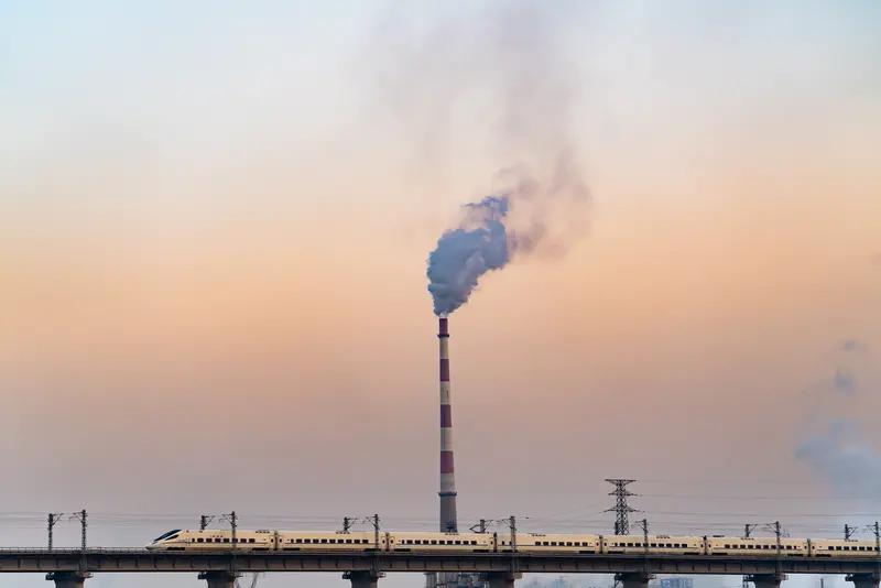 最近，高铁二氧化碳浓度超标的事儿闹得沸沸扬扬。有从事空气检测工作的余先生，因常坐