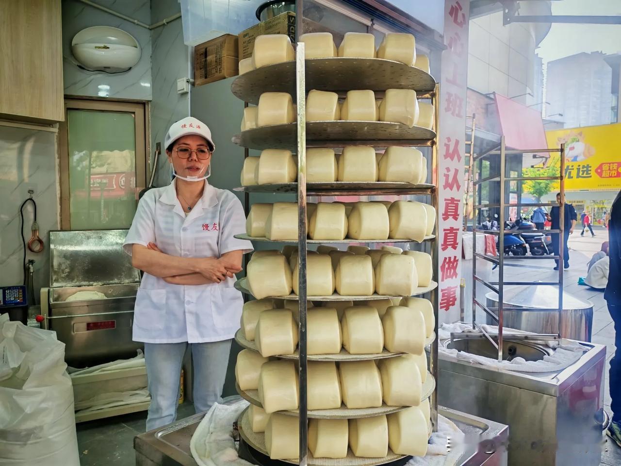 一元一个大馒头竟然长期聚集宜昌解放路步行街人气！宜昌解放路步行街一家“馒有缘”馒