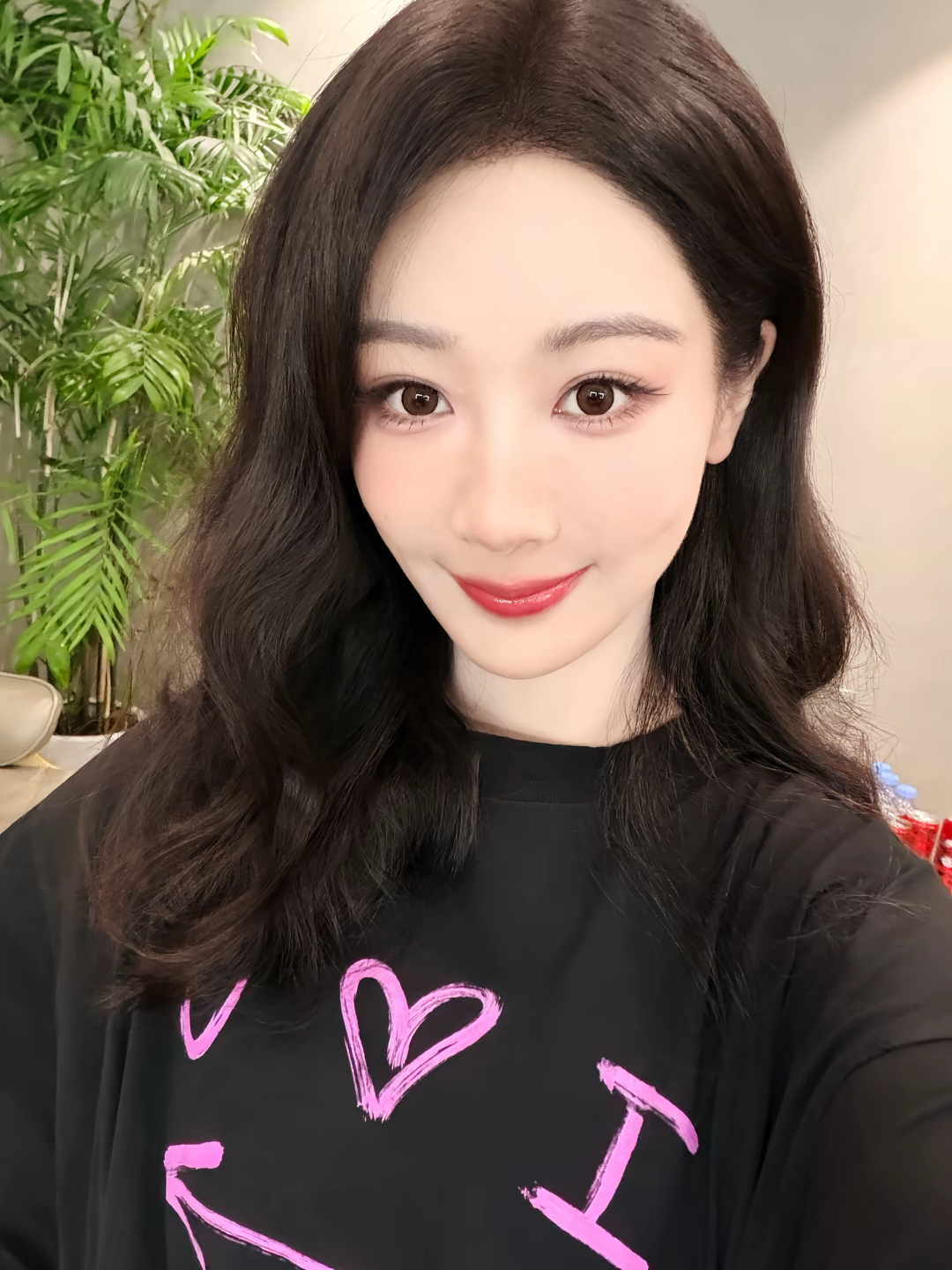 杨紫[超话]杨紫玉兰花开君再来 yz 杨紫董竹君潮水轻拍，与角色相拥的瞬间，风轻