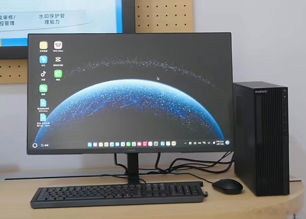 鸿蒙台式机亮相HDC也是现场体验了一把，以后办公更丝滑了