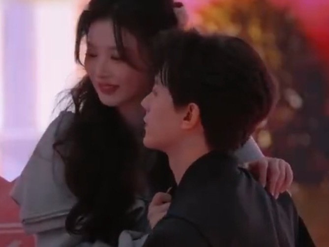 孔雪儿说邓凯是舞担谁发明的孔雪儿邓凯借位吻，简直就是天才来的，俩人一秒红温都害羞