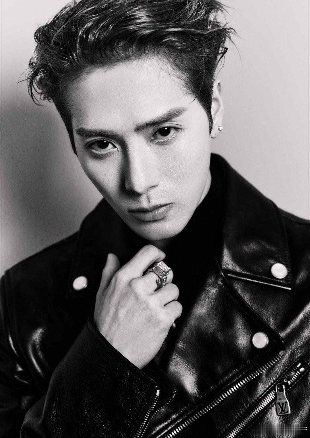 王嘉尔皮革与棉麻共舞，LV老花在床榻铺展星图慵懒里藏着锋芒，纽扣是时光的句读一衣