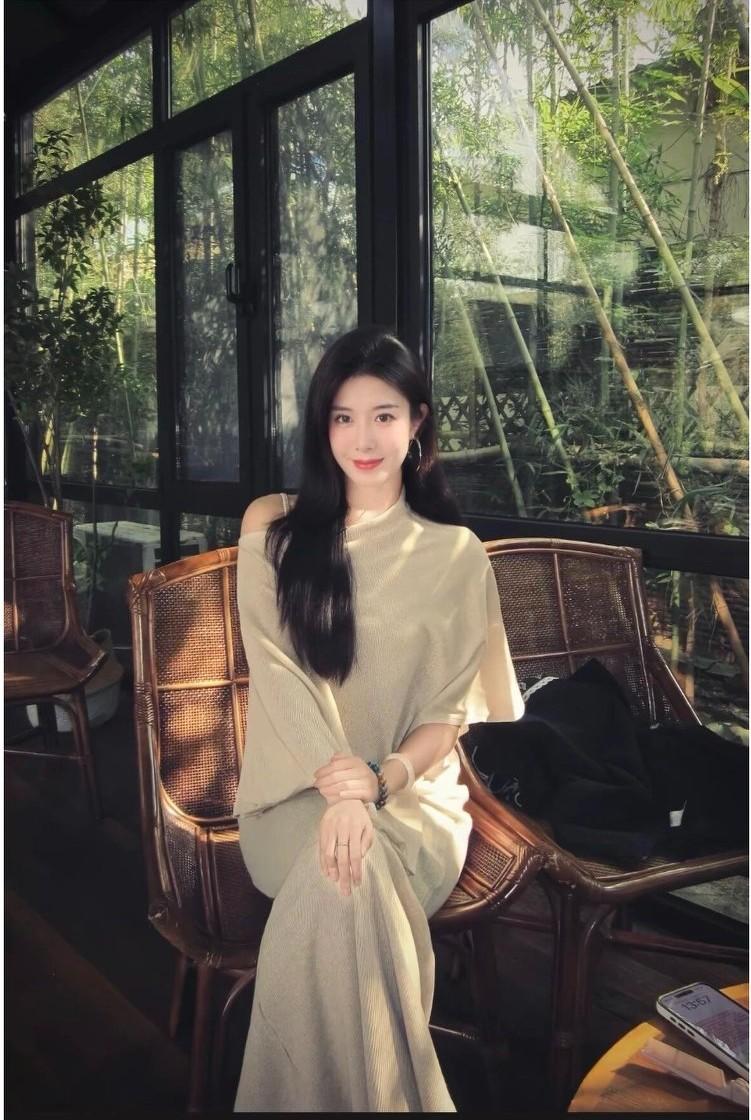 阳光洒进来的午后，静谧的竹林间，温柔的她坐在藤椅上，微笑如初。晒图笔记大赛 清雅