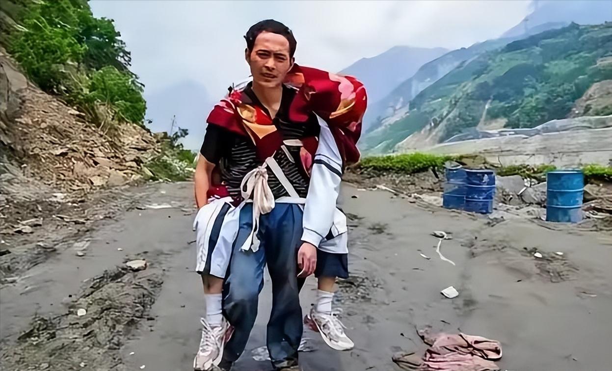 “不用看了，他已经死了。”2008年汶川地震中，一位父亲背着高大的儿子，徒步25
