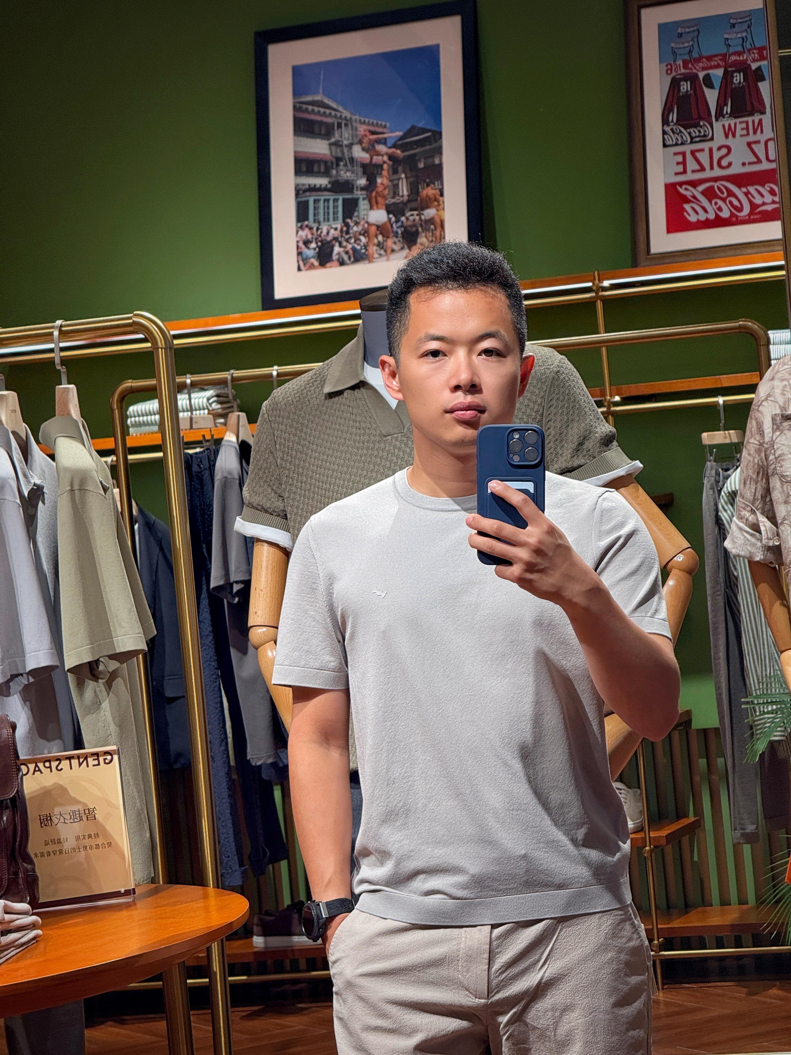 实在没衣服穿了，买了两件短袖一条短裤👕🩳。经常看到网友问穿搭的牌子，推荐给大