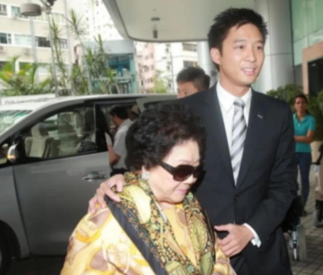 提起豪门婚姻，我们想到的是争产风波与规矩束缚。
但郭晶晶与霍启刚的结合，用13年