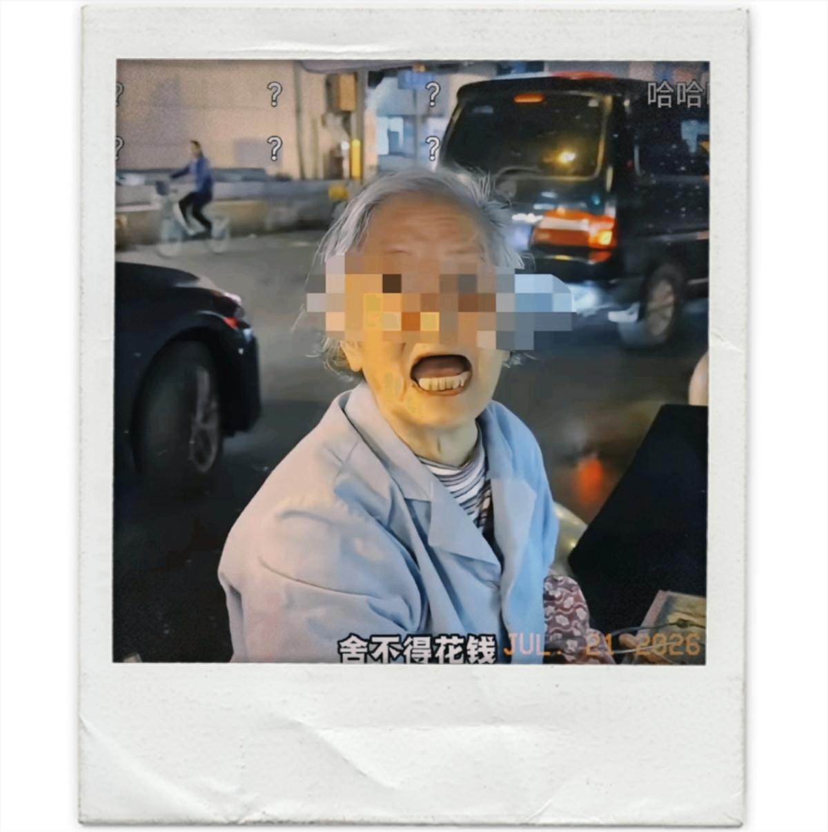 成都凌晨热搜：92岁卖蛋烘糕婆婆，终于把大众善意耗干了
 
凌晨两点的成都街头，