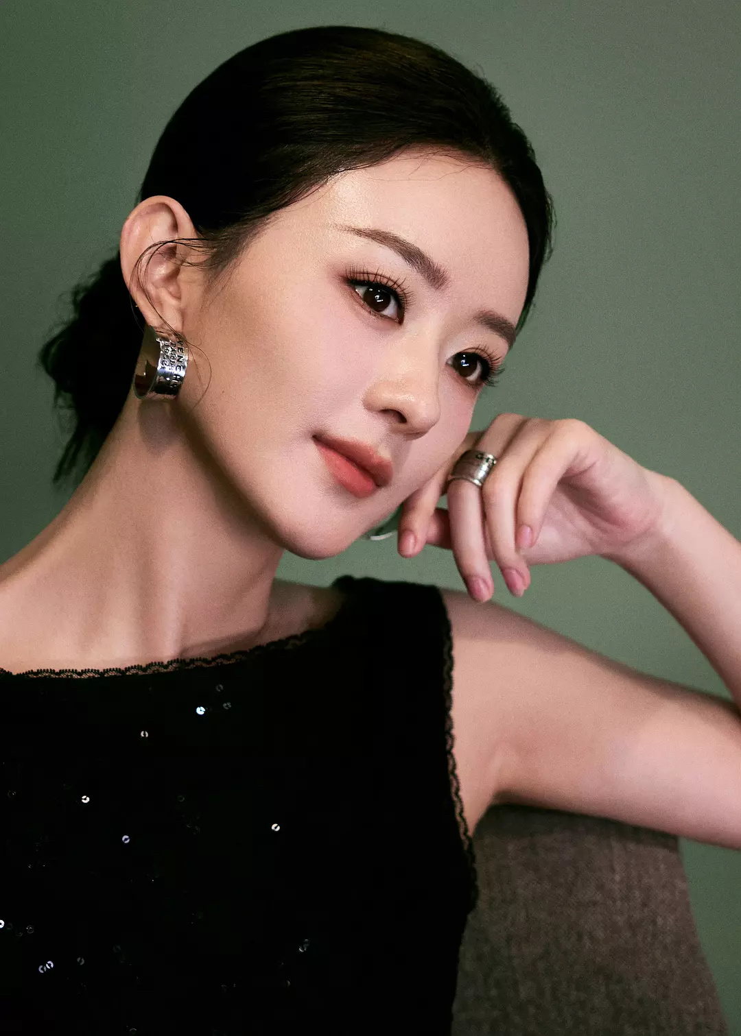 赵丽颖直播赵丽颖黑色大露背礼服，状态真好，生图随便截图都好看，简单大方优雅，就是