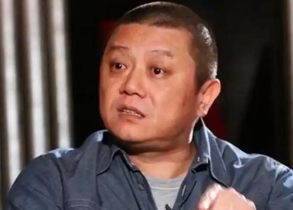 王朔曾说，统一 台湾 不需要打仗，先宣布 台湾海峡 是战区，然后宣布在台湾上空禁