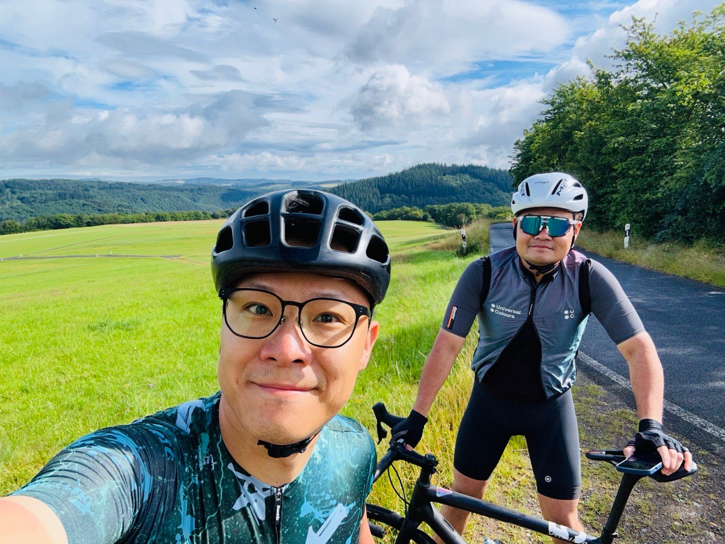 去年就觉得纽北周边的山路太适合骑车了。所以今天我来了～空气、景色都是顶级的，路…