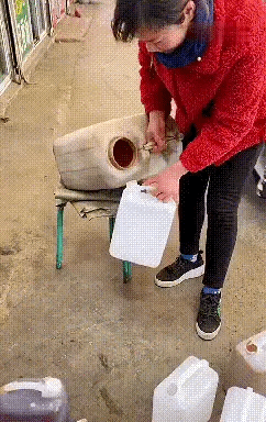 图1：熟能生巧系列，硬是一滴都没有洒。
图2：鸭子还能这样养？果然人还是得有想法