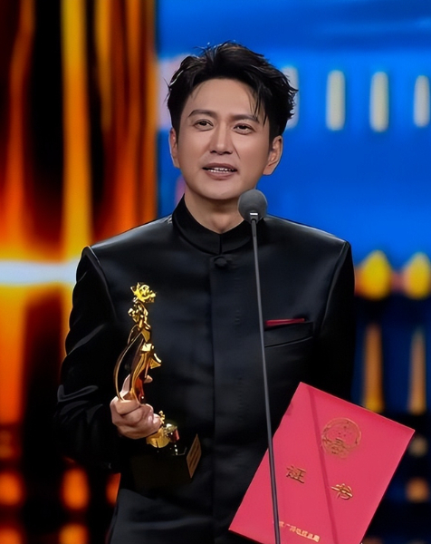一个视帝，最出圈的是他纠结一整晚没想明白的一个称呼。王仁君凭《浴血荣光》拿下飞天