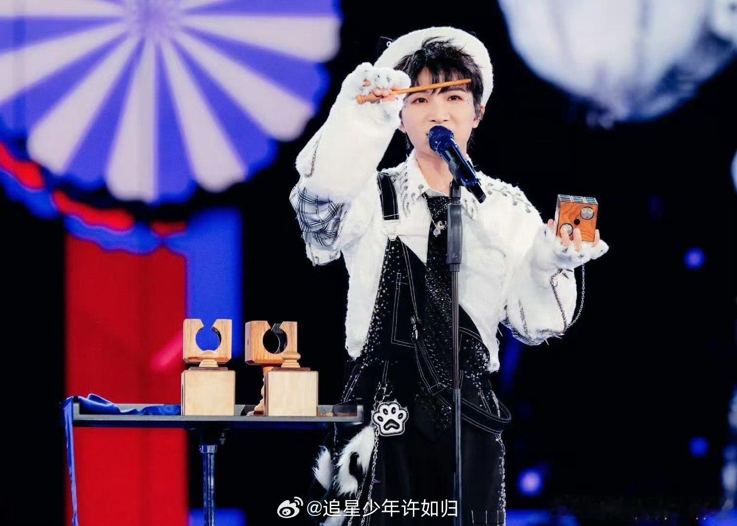 是谁被周深用鸡毛练气息的创意征服了？明明在睁眼说瞎话，却说得如此令人信服，这就是