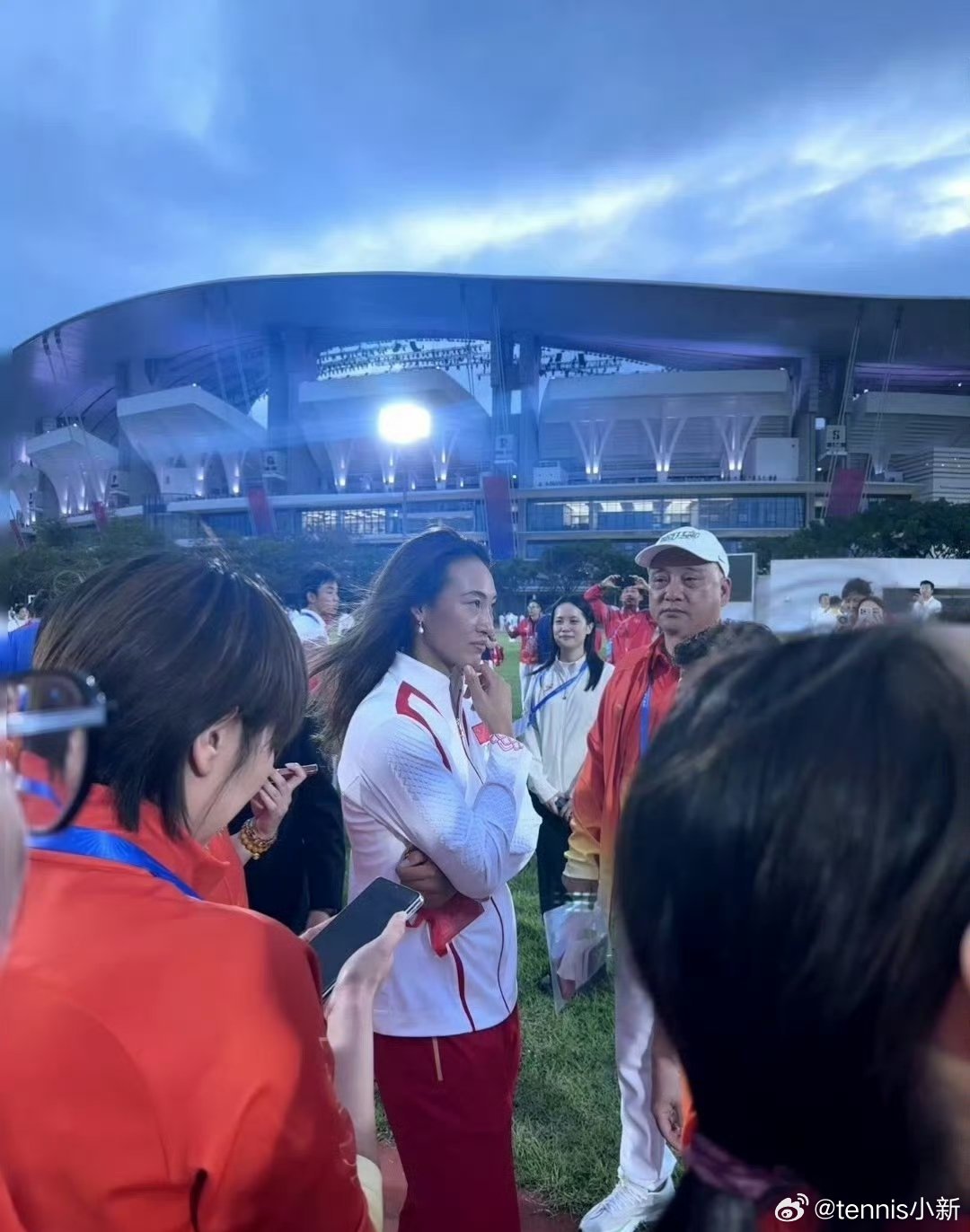 已经在外场候场了，坐等钦文今晚将在开幕式担任湖北代表团的旗手郑钦文担任湖北代表团