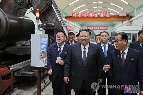 据韩联社26日报道，朝鲜国务委员会委员长金正恩日前视察重要军工企业，指示提升导弹