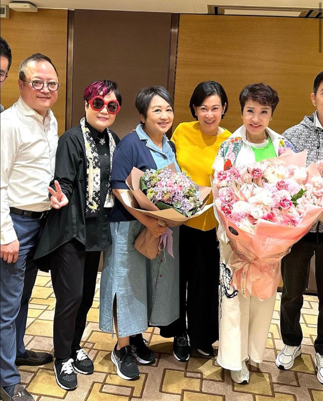 狄波拉庆祝72岁生日，与丈夫合照幸福洋溢，相差11岁不像老妻少夫
狄波拉与谢贤离