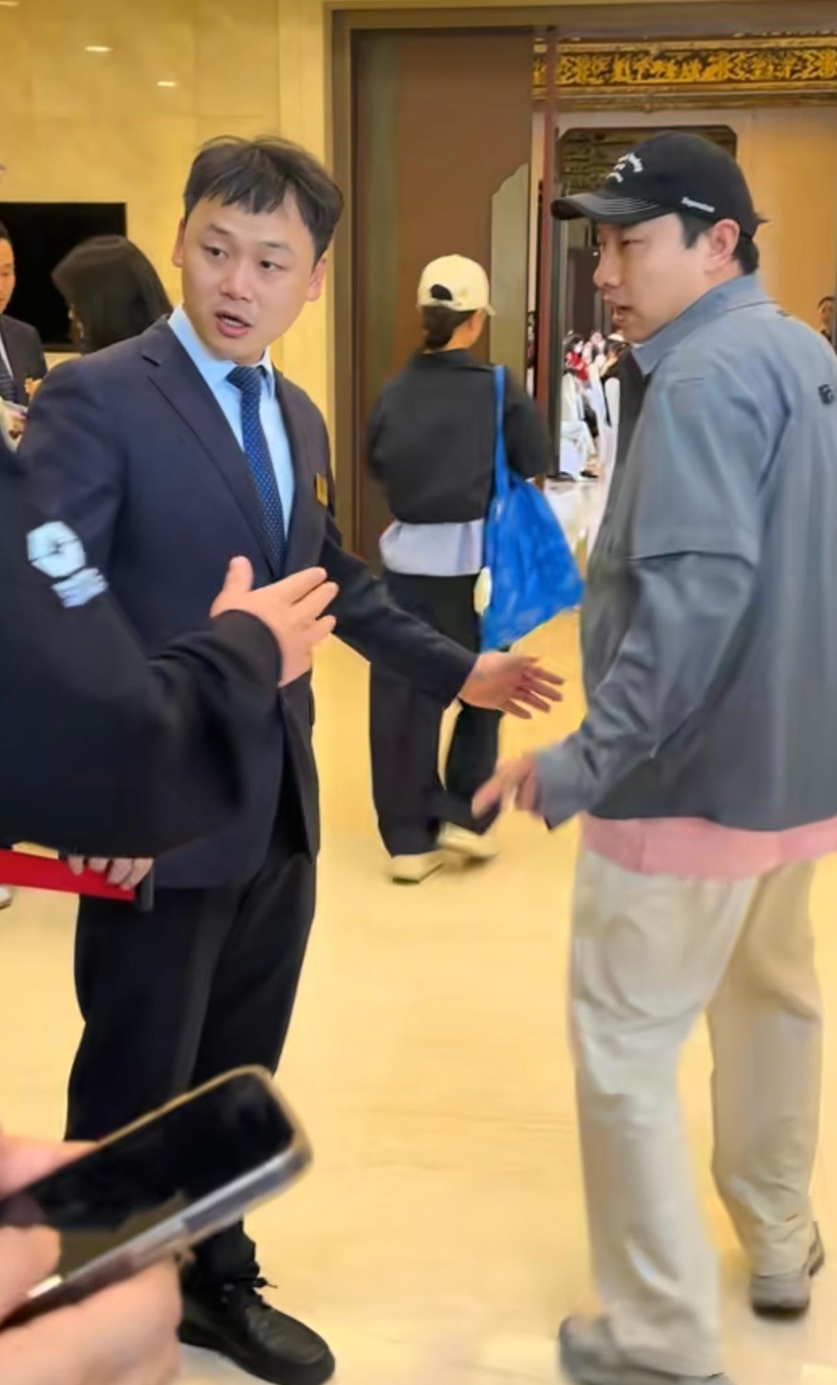 徐志胜这张路人脸在现实生活中吃亏太大了。比如这次受邀去浙江嘉兴参加活动演出，结果
