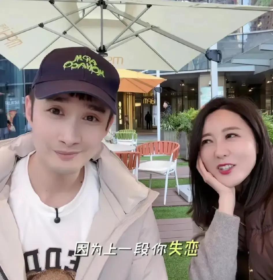 路易凌晨两点给闺蜜打语音，哭了快一小时，说43岁接不到像样剧本，恋爱也谈不动。