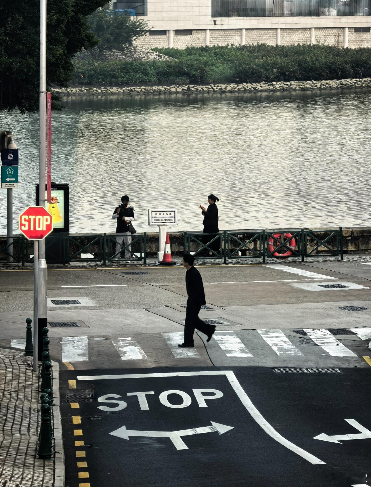 路人给李现拍出了故事感大片李现的魅力真的是一拍即合，路人拍的照片也能如此吸引人 