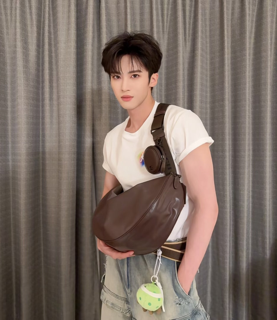 闫桉新剧夯级出场闫桉新剧提着大刀出场 闫桉这出场直接帅晕！大刀一拎气场瞬间拉满，