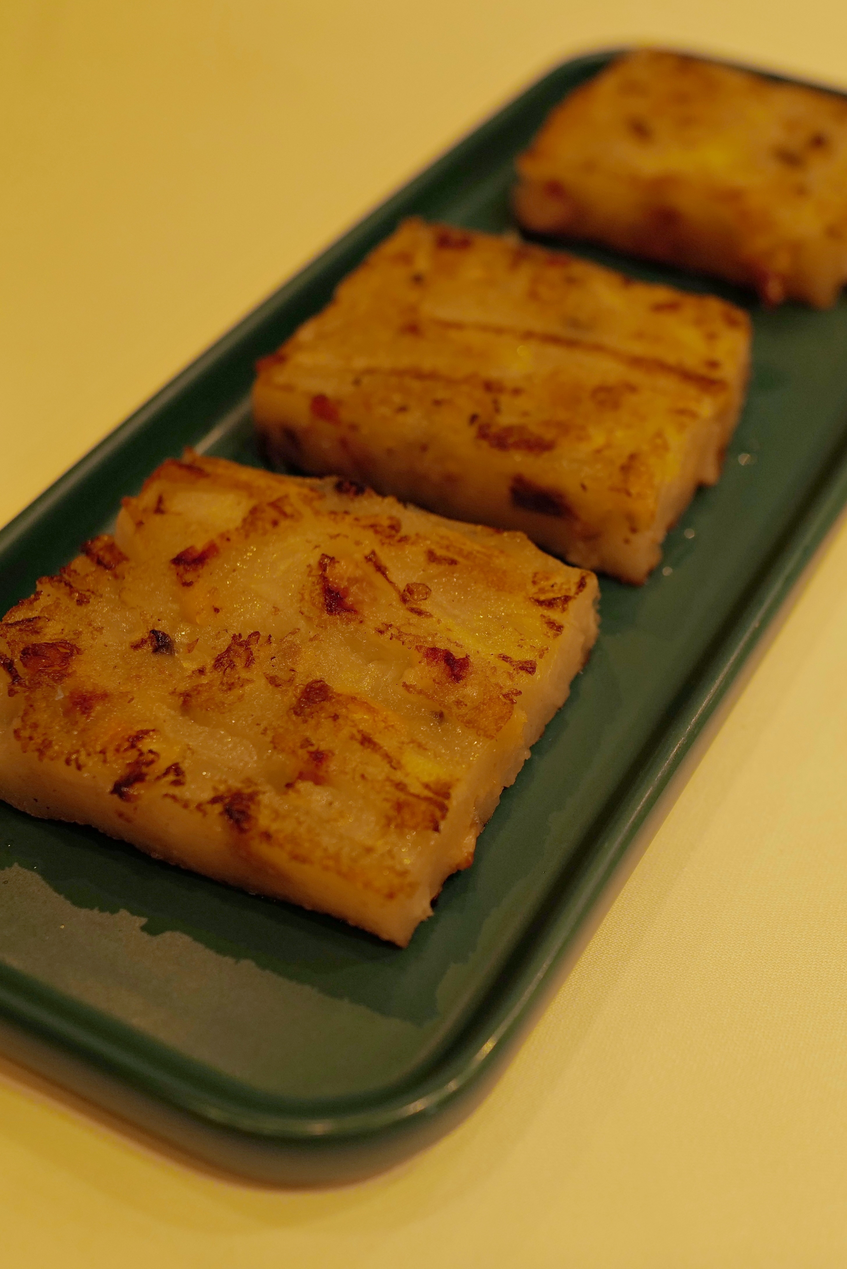 那天雨不停，睡醒又累，就想在落脚处附近吃早茶好了，就去了隔壁最近餐厅——今天才知