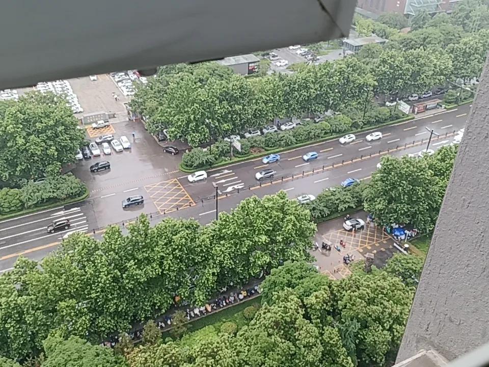 朋友单位，也算近体制，董事长年薪 600 万。
这是朋友在公司披露的年报上看到的