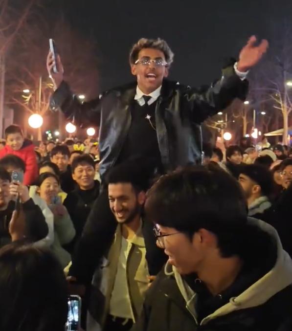 印度游客在华参加新年庆祝，大喊“印度NB”引发混乱，当场被警察带走！

 
跨年