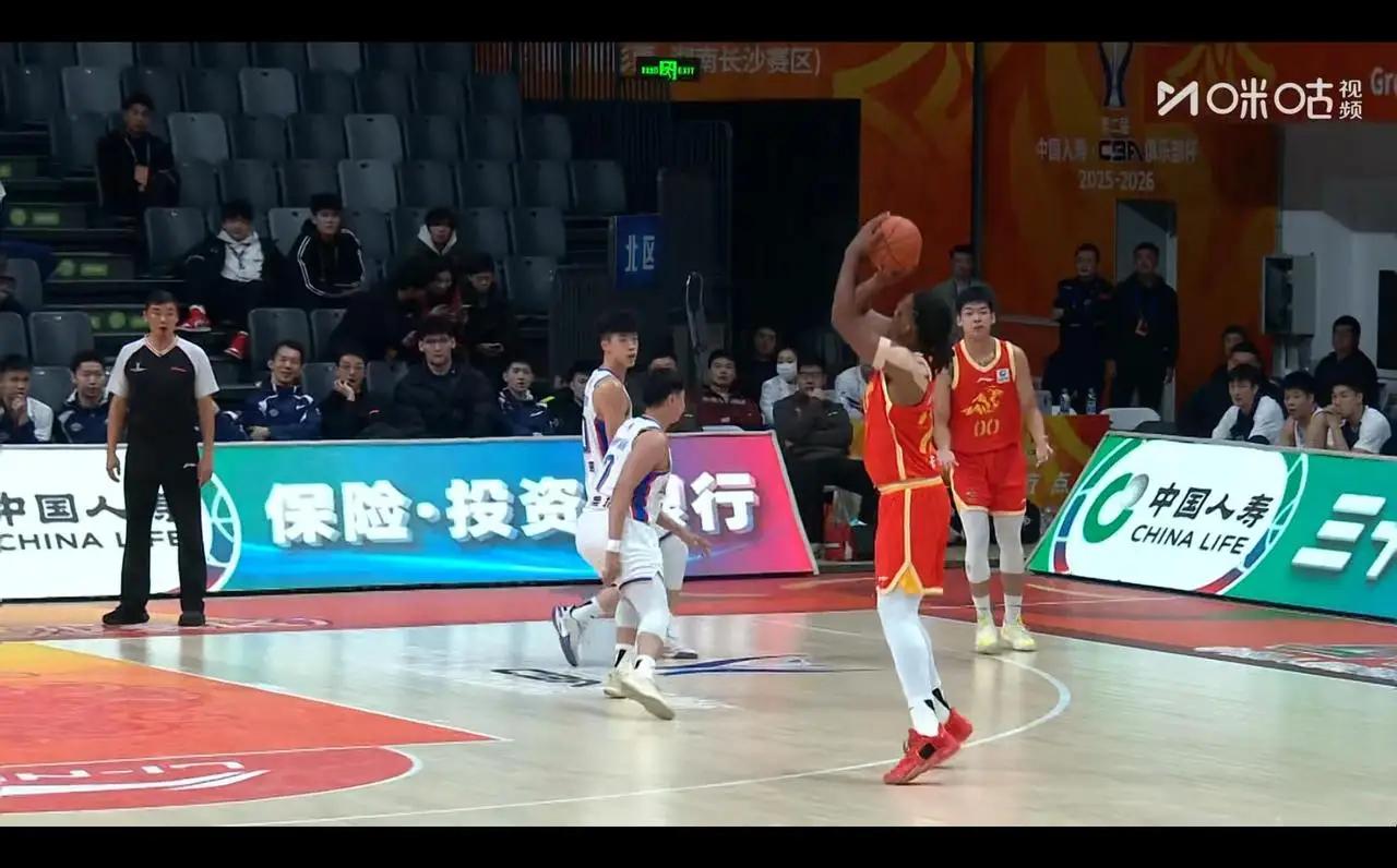 浙江广厦男篮拿下俱乐部杯两连胜
        浙江广厦男篮在CBA俱乐部杯比赛