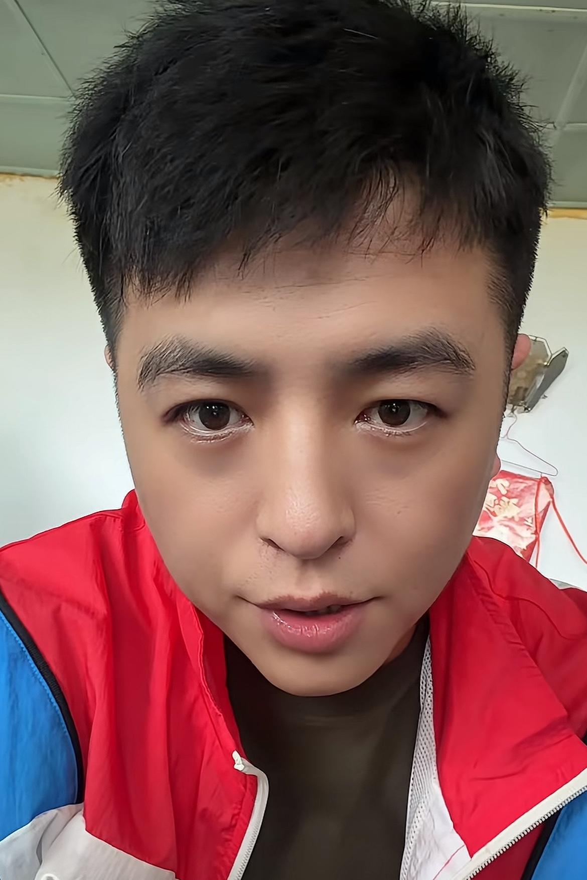 善良妈妈昨天直播带货，业绩不佳，看她的表情不开心似的，面对多位主播围剿，心情会受