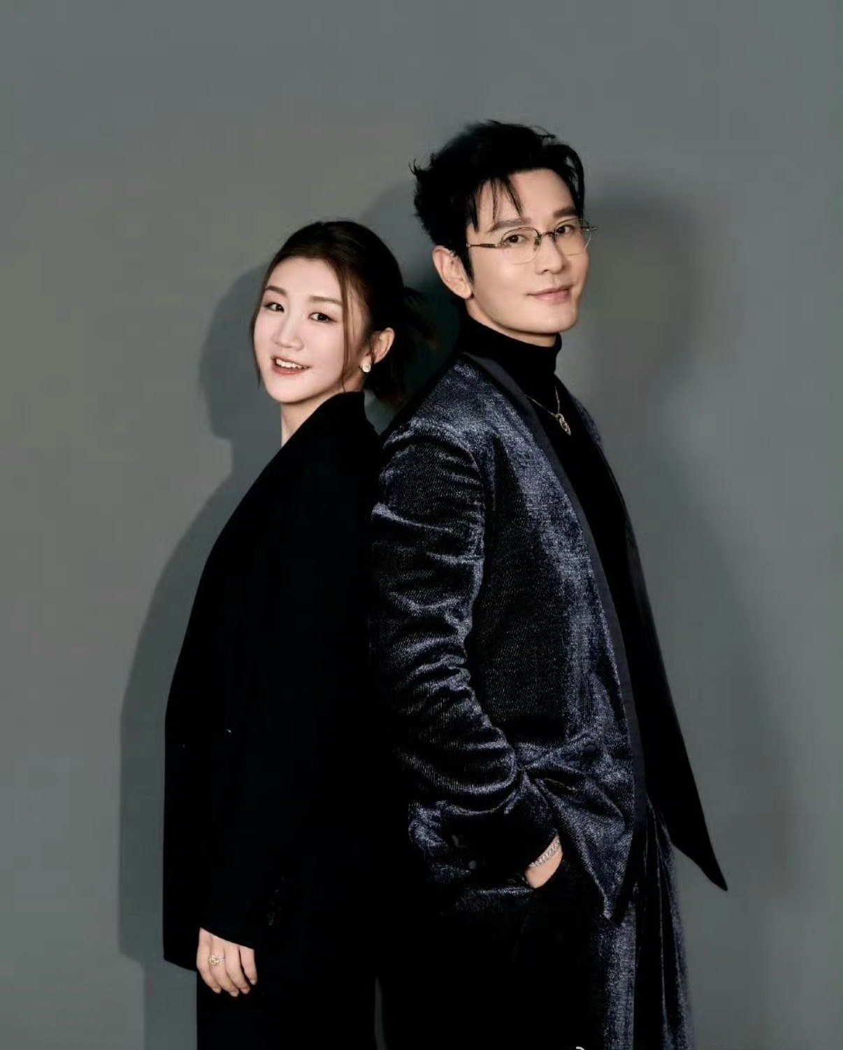 姐弟俩同框笑容亲切，引发网友对“体娱跨界同框”的热议，画面尽显温馨