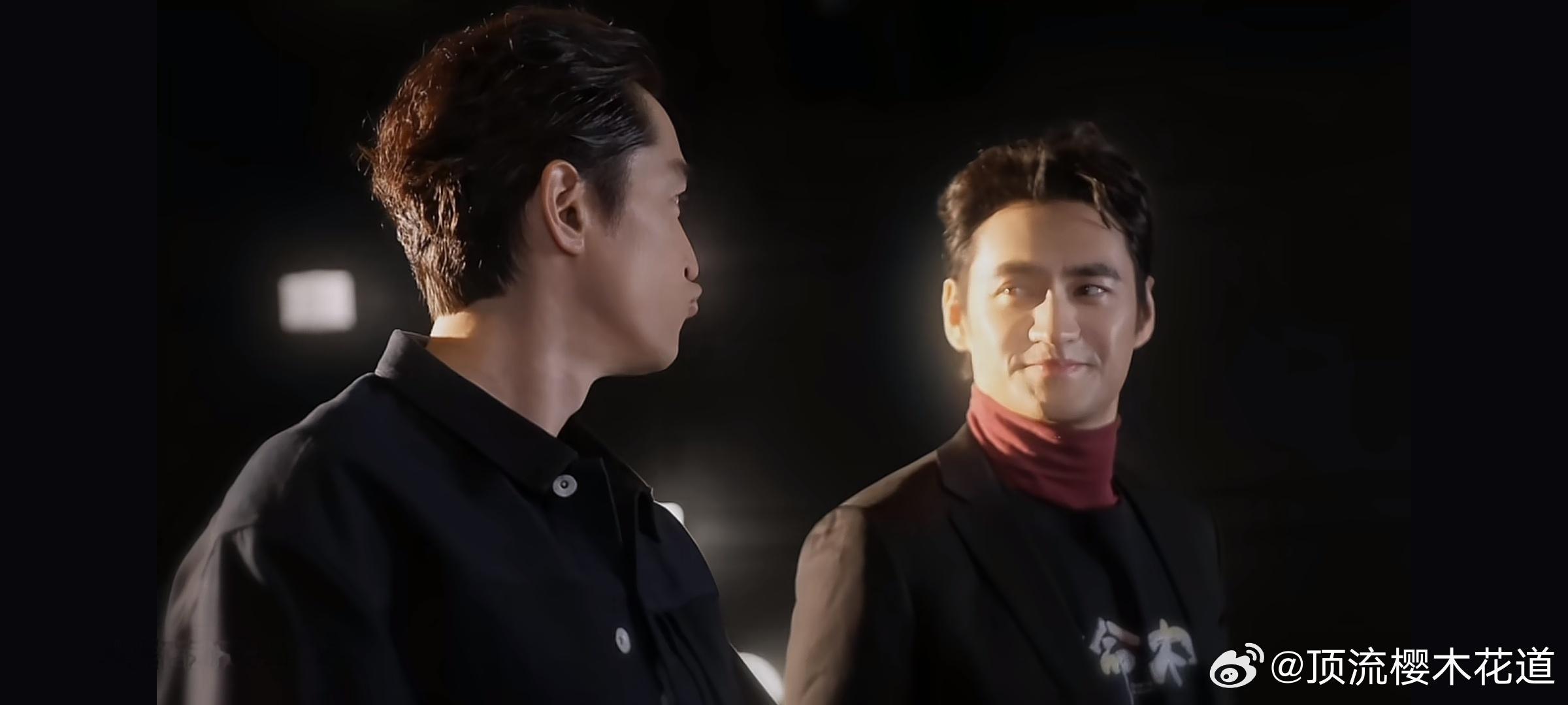 胡歌撅嘴了，袁弘一脸的宠溺笑容。 