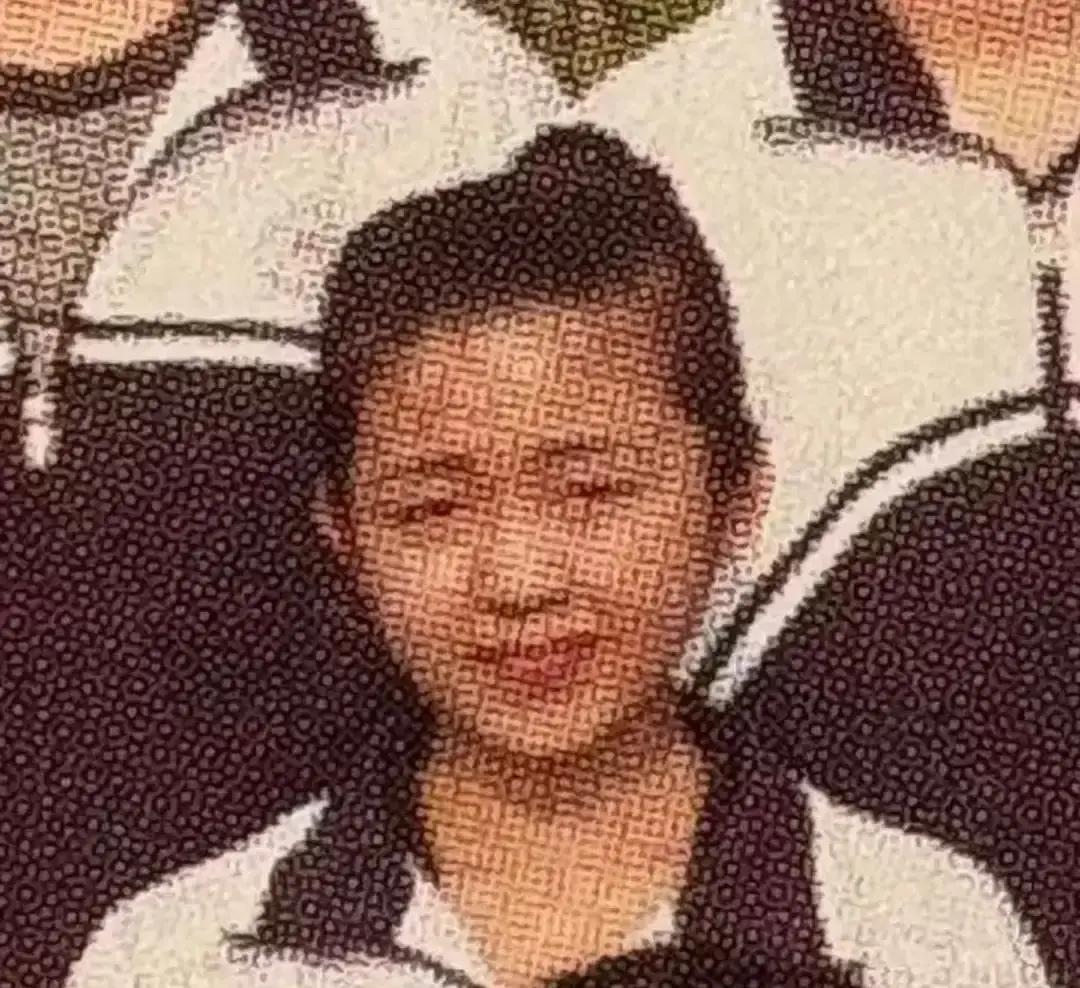 高中旧照曝光，她豪门人设崩了
 
照片里穿肥大校服、素面朝天，和账号里香车名表反