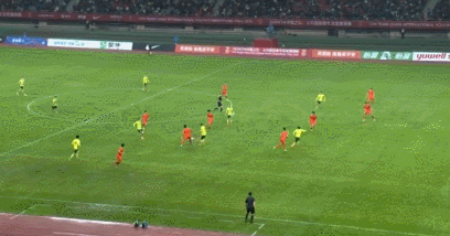 再丢1球！U19国足被澳大利亚队再次破门。
本场比赛U19国足的第一个丢球，是下