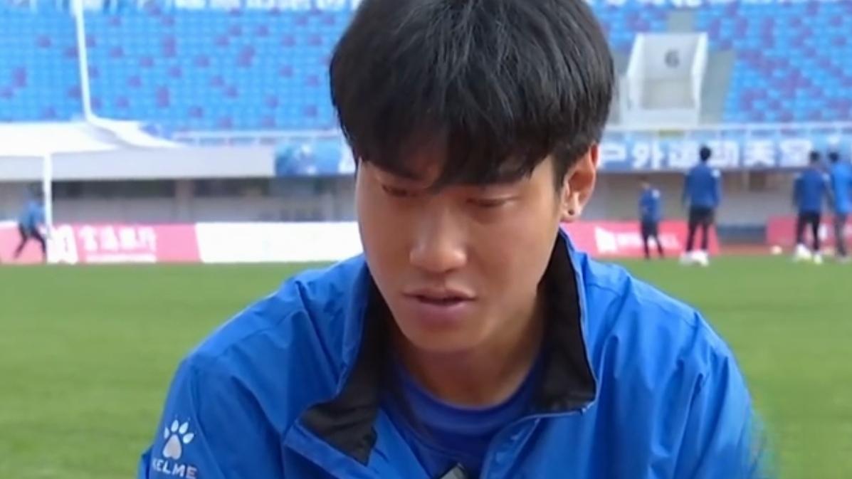 🔥滇超昆明队后卫何畅带你逛昆明！球场硬汉私藏路线太绝了。场上镇守防线、场下超懂