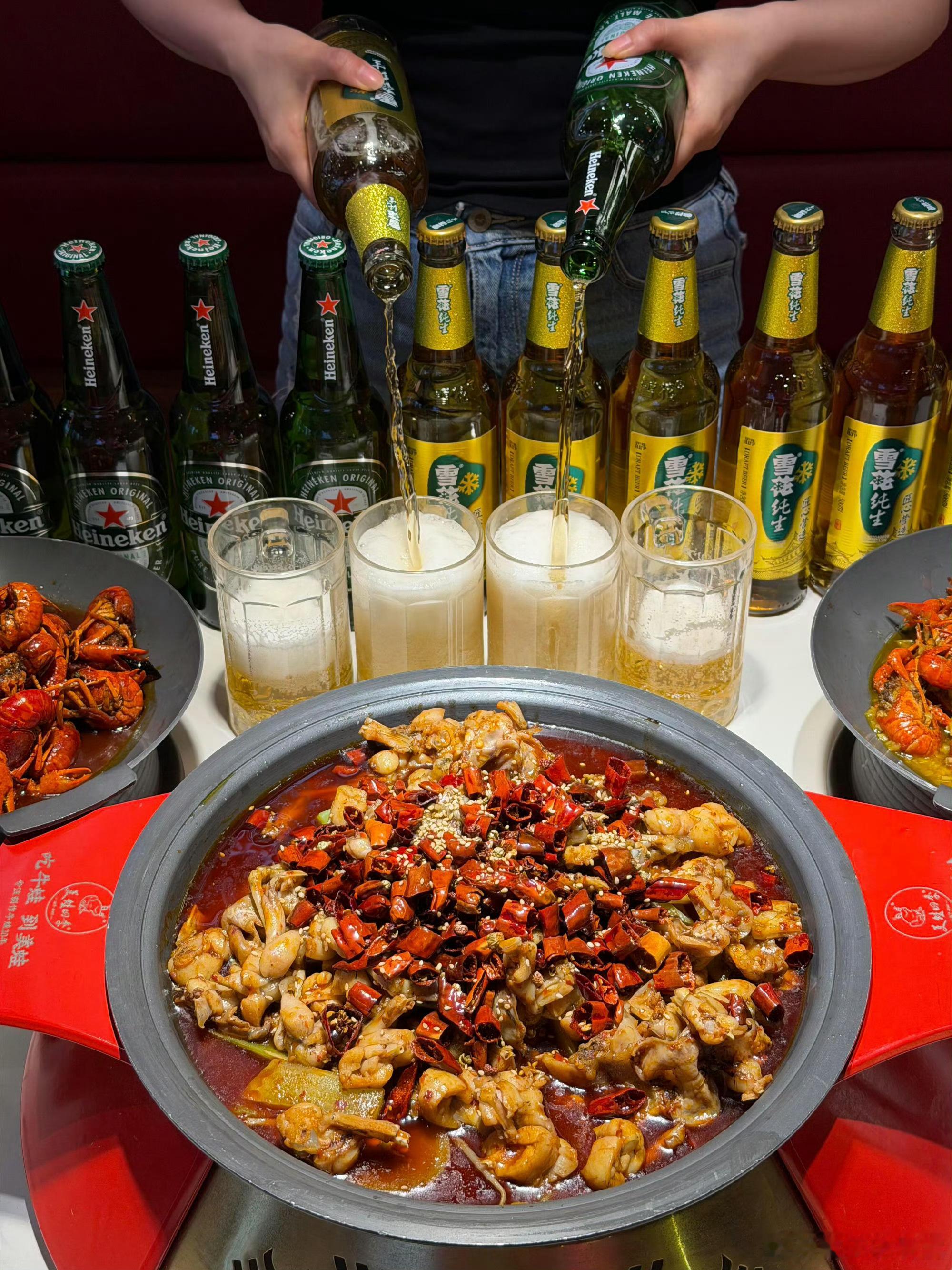 决赛球迷冰啤零食买出年夜饭规格世界杯决赛前的球迷belike不少家庭提前备好满满