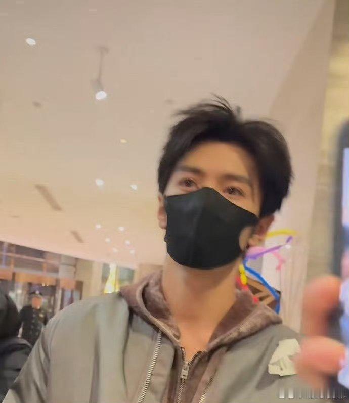 陈哲远大侦探录制忙到凌晨五点下班大侦探 连轴录制到凌晨五点也太拼了，结束又马不停