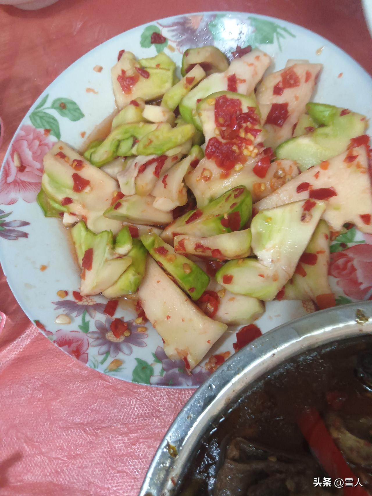 挤干多余酸水，加蒜末、小米辣、香醋，香味瞬间激发。不用过多调料，靠泡菜本身的酸香